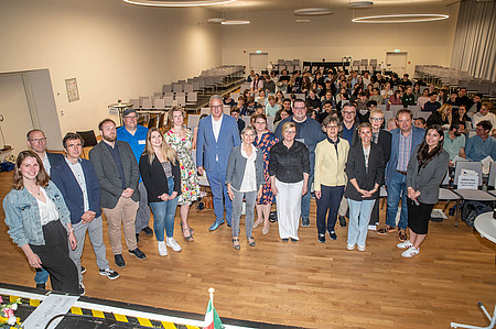 Verantwortliche in der Aula der Schule